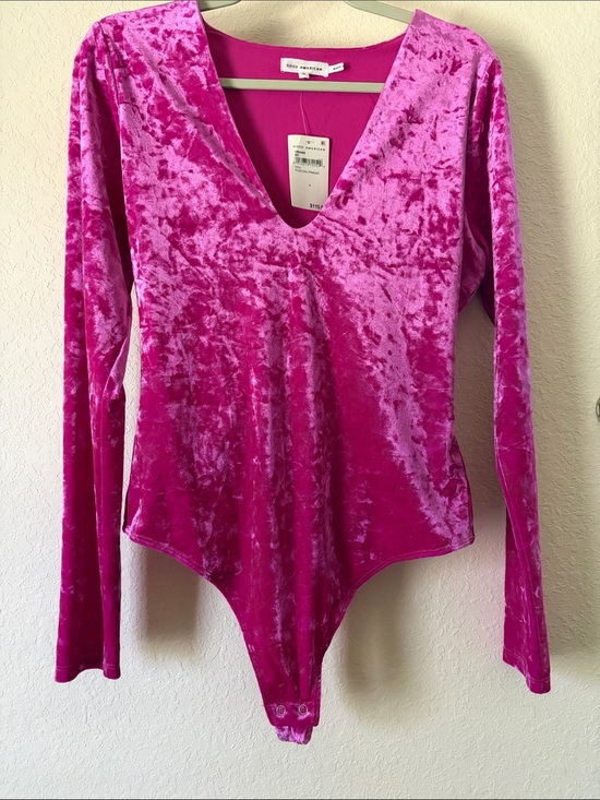 Good American Tops - Good American Velvet Long-Sleeve V-Neck Bodysuit - Magenta